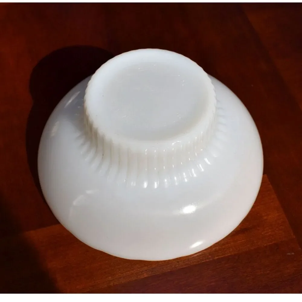 E.O. Brody Vintage Milk Glass Footed Serving Bowl – Scalloped Edge – M2000 – USA